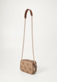 Borsa a tracolla marrone con motivo, dotata di tracolla in catena dorata e dettagli in pelle. Forma rettangolare e chiusura con zip. Design del logo distintivo.