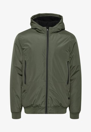 Chaquetón acolchado verde oliva con capucha, cremallera frontal, detalles en negro, dos bolsillos laterales y puños y dobladillo elásticos. Acabado de tela suave.