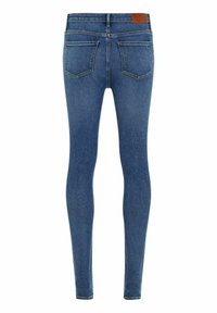 Pantalones ajustados en denim azul medio con una textura suave, diseño de cinco bolsillos y un parche de cuero marrón contrastante en la cintura.