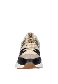 Beige textiel en zwarte leren sneaker met mesh panelen, geclusterde accenten en een stevige zool. Voorzien van veters en een vlekkerige tong die aan bont doet denken.