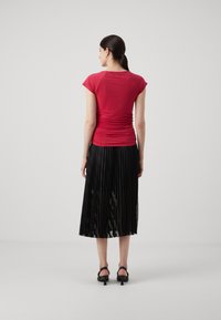 KARL LAGERFELD RHINESTONE FASHION  - Potiskana majica - persian red