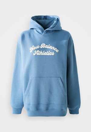 Modra kapuca iz bombažnega materiala, ki vključuje kenguru žep ter bel logotip "New Balance Athletics" spredaj.
