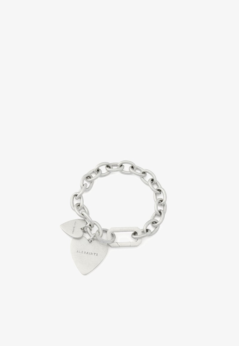 Armband aus silberfarbenem Metall mit ineinandergreifenden Gliedern und zwei Herzanhängern, einem davon mit "ALLSAINTS" graviert. Glatte Oberfläche, minimalistisches Design.