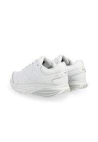 Weiße Sportschuhe mit einem glatten, synthetischen Obermaterial, gepolstertem Kragen, strukturierten Akzenten und einer sportlichen, gekrümmten Sohle. Verfügt über Logo-Details.
