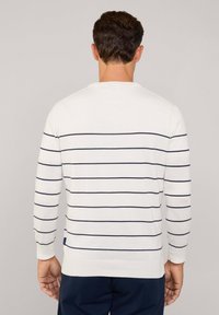 Suéter blanco de manga larga con rayas horizontales en azul marino. Puños y dobladillo acanalados. Etiqueta de la marca sutil en la parte inferior izquierda. Textura de punto suave.