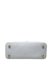 Borsa bianca in pelle dalla forma rettangolare, superficie testurizzata e quattro piedi metallici color oro. Nessun hardware o accessori visibili sulla parte superiore.