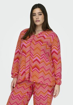 Set de loungewear cu model în zigzag, colorat, în nuanțe de roz și portocaliu. Material ușor, cu manșete elastice și detalii cu butoane pe cămașă.