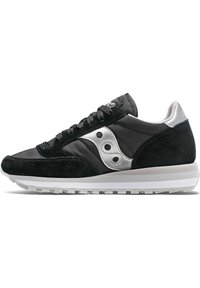 Sneaker nera caratterizzata da un mix di materiali, tra cui suede e pelle, con dettagli argentati e una suola intermedia bianca. Design classico con dettagli texturizzati.
