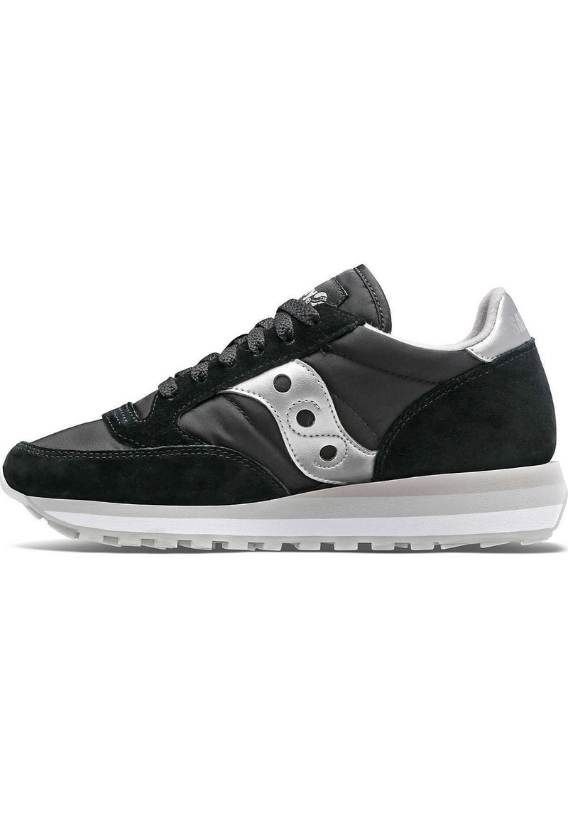 Sneaker nera caratterizzata da un mix di materiali, tra cui suede e pelle, con dettagli argentati e una suola intermedia bianca. Design classico con dettagli texturizzati.