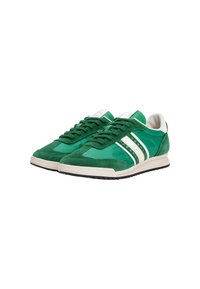Zapatillas verdes que combinan ante y material sintético, con rayas blancas, punta redondeada y suela de goma negra.