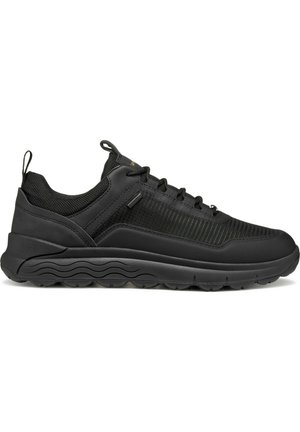 Czarny sportowy sneaker z siateczkową i skórzaną cholewką, zawiązywany na sznurowadła, z pętelkami na języku i pięcie oraz grubą, bieżnikowaną podeszwą.