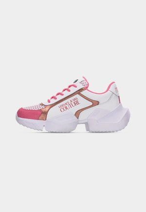 Hvid chunky sneaker med lyserøde og metalliske kobberdetaljer, mesh-tå, lyserøde snørebånd og "Versace Jeans Couture"-branding på siden.