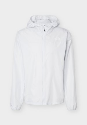 Hvid letvægts hættejakke med frontlynlås og elastiske ærmegab, designet til udendørs brug.