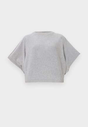 Pulover gri tricotat cu mâneci scurte și late, guler rotund și tiv cu model în relief. Textură moale, croială lejeră, design versatil.