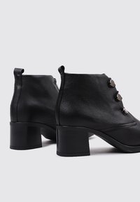 Sandra Fontán Botines con cordones - black