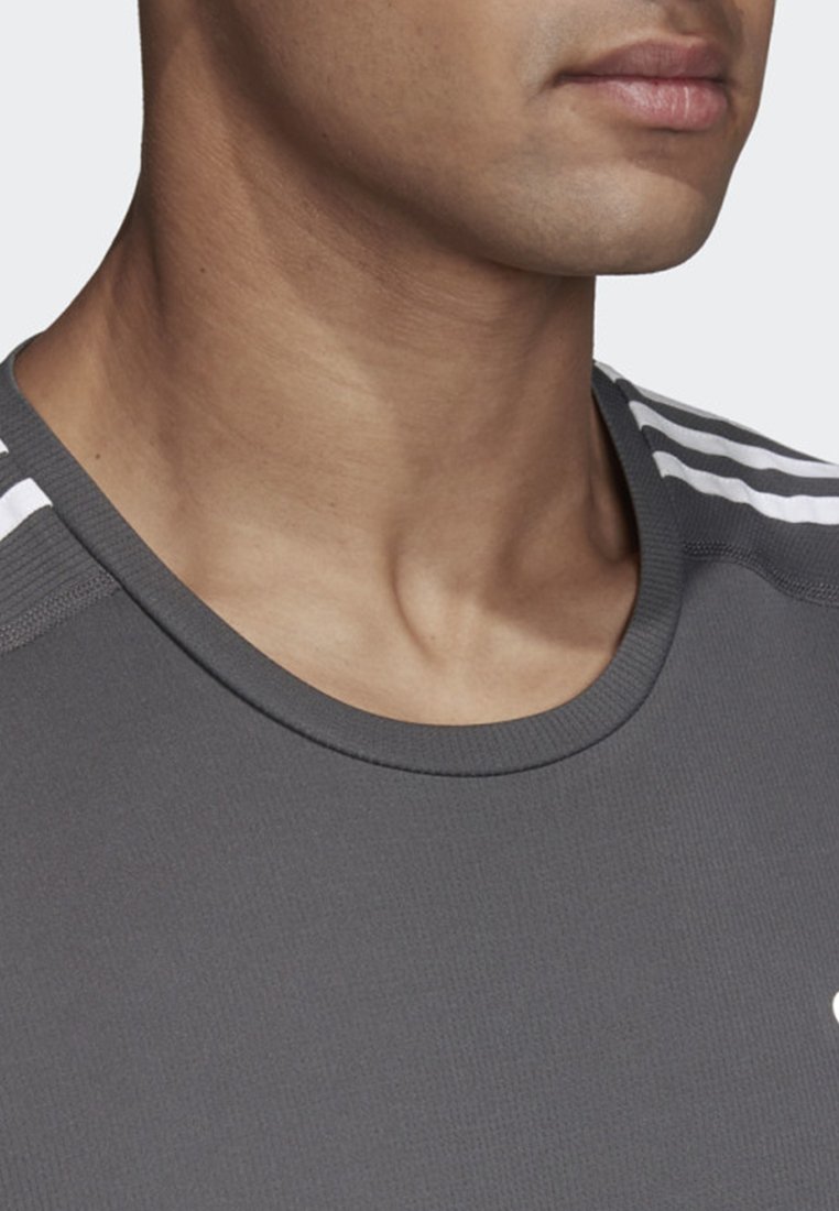 design 2 move 3 stripes tee