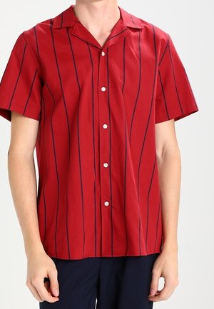 Rode korte mouwen shirt met verticale marineblauwe strepen, een kraag en vijf knopen aan de voorkant. Gemaakt van lichtgewicht stof.