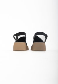 Cesare Gaspari Sandalias con plataforma - black