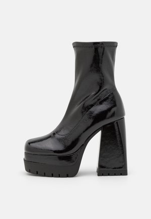 Bottines à plateforme en cuir verni noir avec un large talon, un design sans couture, un bout rond et une semelle texturée pour une meilleure adhérence.