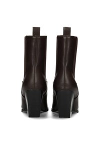 Bottines en cuir marron au design épuré, dotées d'un talon carré et de deux tirettes à l'arrière. D�étails cousus le long des coutures.