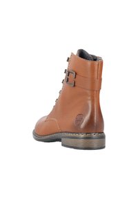 Bottines en cuir marron avec finition texturée, design à lacets, boucles en métal sur le côté et un petit talon empilé.