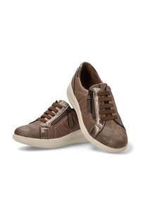 Un par de zapatillas casuales marrones con cremalleras laterales, cordones elásticos y suelas de goma blanca sobre fondo blanco.