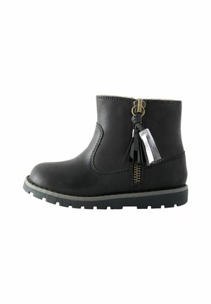 Sort ankelstøvle med en sidelukning og dekorative frynser, der har en tekstureret sål for godt greb og et slankt design, der passer til forskellige outfits.