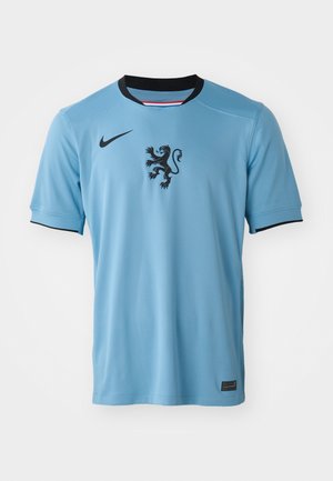 Helles blaues Nike-Trikot mit schwarzen Akzenten, das ein Löwenemblem auf der Brust und einen schwarzen Kragen hat. Hergestellt aus glattem, atmungsaktivem Material.