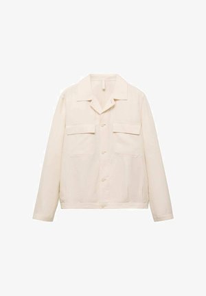 Helle beigen Jacke aus glattem Stoff, mit einem Reverskragen, zwei Brusttaschen und vorne mit Knöpfen zu schließen. Lange Ärmel mit Knopfmanschetten.