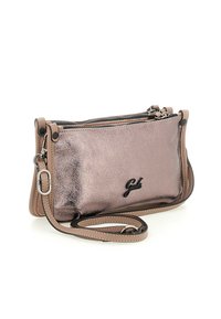 Clutch in oro rosa metallico con due scomparti con zip, dotato di una tracolla rimovibile e dettagli del logo impresso sul fronte.