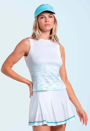 Donna che indossa una canotta sportiva bianca senza maniche con strisce blu e arancioni, gonna bianca a pieghe e visiera azzurro chiaro, in piedi davanti a uno sfondo blu.