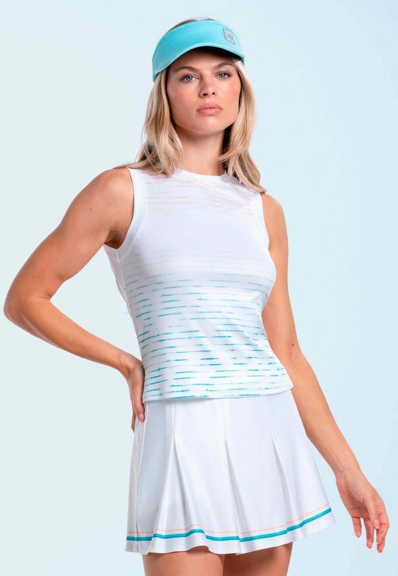 Frau trägt ein weißes ärmelloses Sporttop mit blauen und orangefarbenen Streifen, weißen Faltenrock und ein hellblaues Visier, steht vor einem blauen Hintergrund.