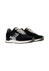 Baskets noires en matériaux suede et mesh, avec une semelle blanche, des accents gris, des lacets beiges, et un détail de logo sur le côté.