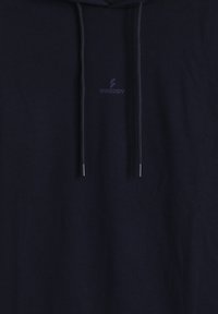 Sudadera con capucha azul marino hecha de material suave, con un bolsillo delantero, cordones con puntas metálicas y un logotipo sutil impreso en el pecho.