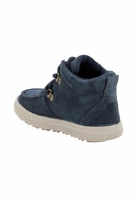 Stivaletto alla caviglia in suede blu scuro con suola in gomma beige, caratterizzato da cuciture decorative e occhielli in metallo per i lacci. Tacco e collarino testurizzati.