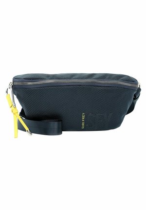Sac banane en tissu texturé bleu marine avec une fermeture éclair argentée, une sangle noire réglable et une tirette de fermeture éclair jaune, marqué "SURI FREY" en lettres jaunes.