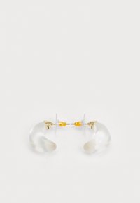 Klare akryløreringer med gullakenter, med en buet design og transparent lås. Glatt tekstur, minimalistisk stil.