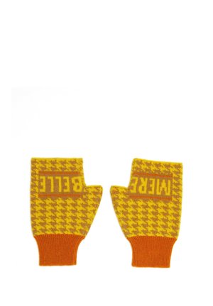 Paar gelbe und orangefarbene gestrickte fingerlose Handschuhe mit Hahnentrittmuster, "BELLE" auf der linken und "MERCI" auf der rechten, orangefarbene Bündchen.