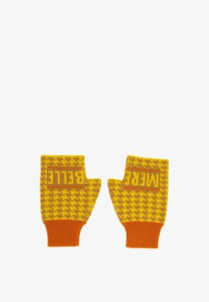 Paar gelbe und orangefarbene gestrickte fingerlose Handschuhe mit Hahnentrittmuster, "BELLE" auf der linken und "MERCI" auf der rechten, orangefarbene Bündchen.