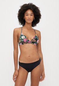 Bikini-set med svart bas och en färgglad blommönster på triangeltoppen samt enfärgade svarta bottnar. Justerbara randiga axelremmar.