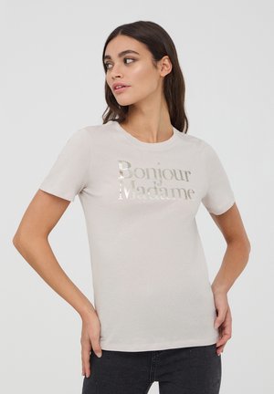 T-shirt grigio chiaro in tessuto morbido, con stampa dorata metallica che dice "Bonjour Madame". Design classico a girocollo e maniche corte.