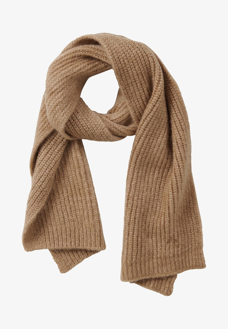 Écharpe en laine tricotée douce et épaisse de couleur camel, bouclée lâchement avec une texture côtelée visible et une surface légèrement duveteuse.