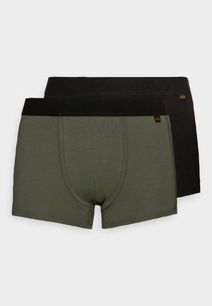 Zwei Shorts; eine dunkelgrüne und eine schwarze. Hergestellt aus weichem Stoff, mit elastischen Taillengummis und ohne sichtbare Muster oder Akzente.