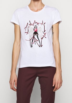 Wit T-shirt met korte mouwen met een grafisch ontwerp van een figuur met vleugels, omlijnd in rood, aangevuld met een roze en zwart outfit.
