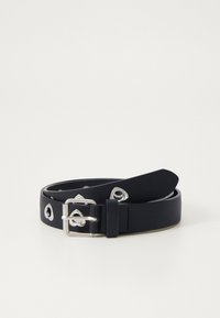 Zwarte lederen riem met zilverkleurige hardware, een standaard gesp en decoratieve metalen oogjes langs de band. Glad textuur.