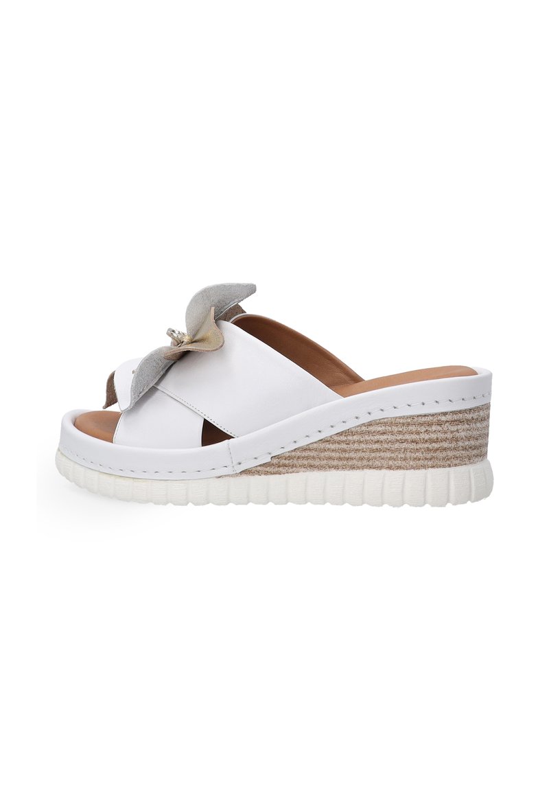 Witte platform sandalen met een soepele leren bovenkant, open teen en een decoratieve grijze bloemenaccent op de band. Gewoven jute ontwerp op de sleehak.