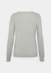 Jersey gris de manga larga, textura de punto, cuello redondo, silueta ajustada, diseño de hombros sin costuras, sin adornos ni patrones visibles.