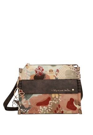 Borsa a tracolla rettangolare con motivo astratto multicolore, fascia orizzontale marrone scuro, portachiavi dorato a forma di farfalla e testo ricamato sul davanti.