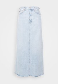 Jupe en jean bleu clair taille haute avec couture avant, passants de ceinture, poches, fermeture bouton et zip, et ourlet effiloché.