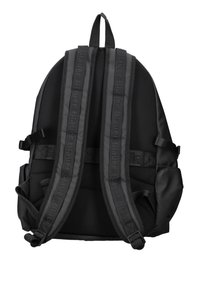 Zaino nero con schienale in rete imbottita e spallacci regolabili, dotato di spallacci con marchio, tasche laterali e una superficie liscia.